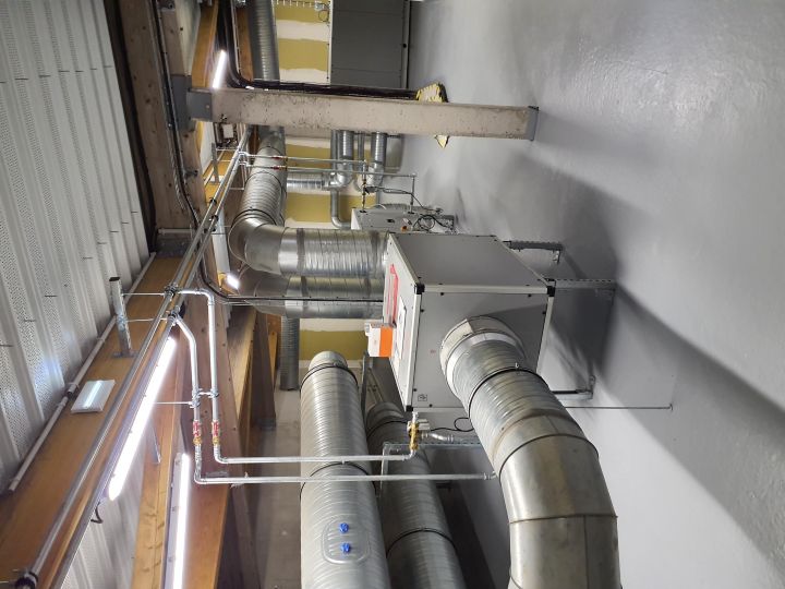 Local de ventilation avec une centrale de traitement d’air.